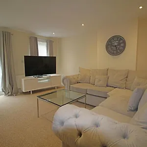 Sillars Getaways - Modern Four Bedroom Town House Apartment