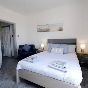 Renovated House Near Darlington Train Station. Holiday home