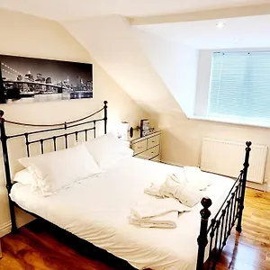 4 - Striking, 2 Bedroom Luxury - Close To Town, Mainline Rail & Theatre Apartment