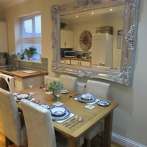 Exquisite Kings: Dual En-suite Near Town & Transport Apartment